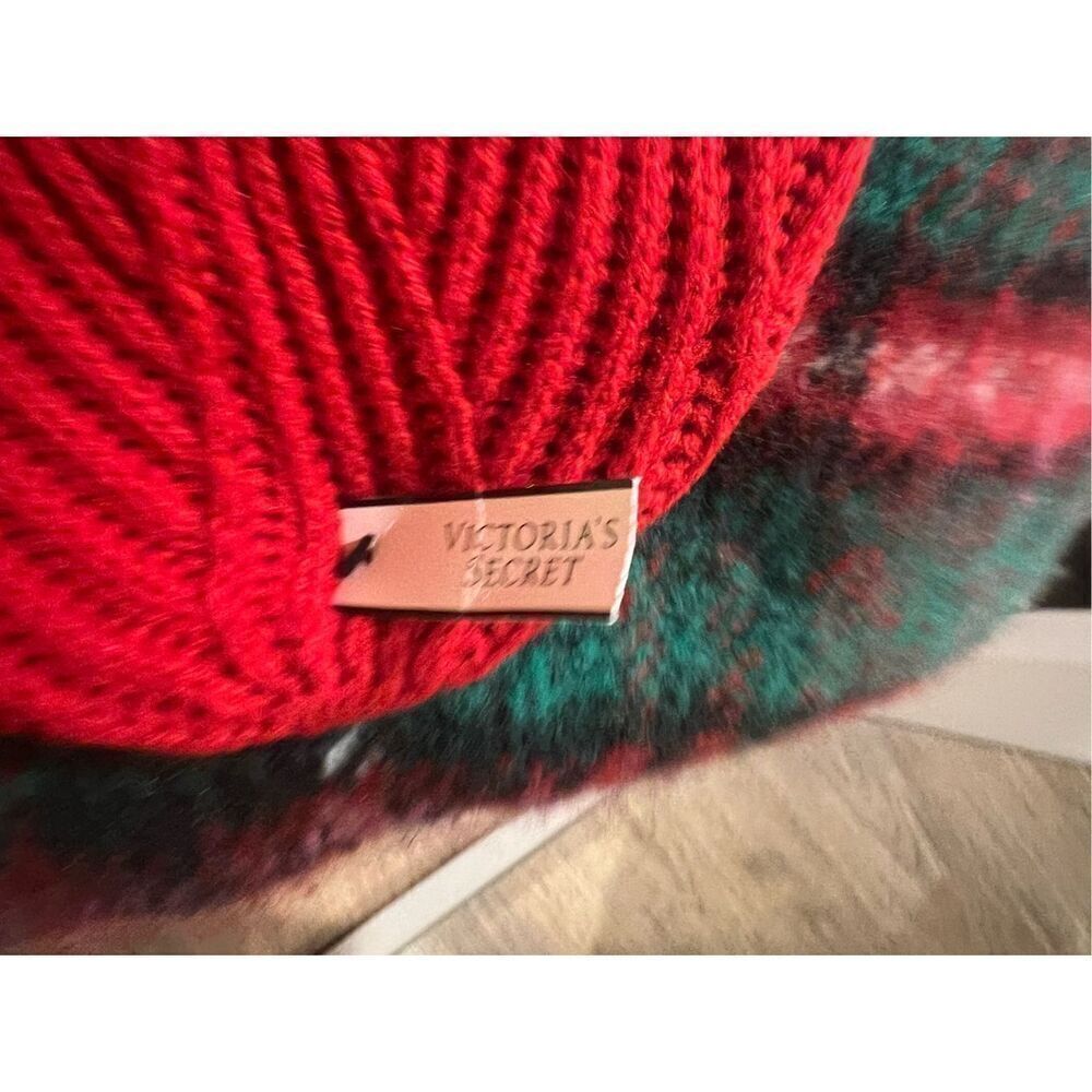 Victoria's Secret Hat and Scarf Set
 Scarf and Beanie set Women's - Picture 4 of 5